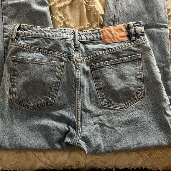 Zara light wash jeans - Picture 2 of 4